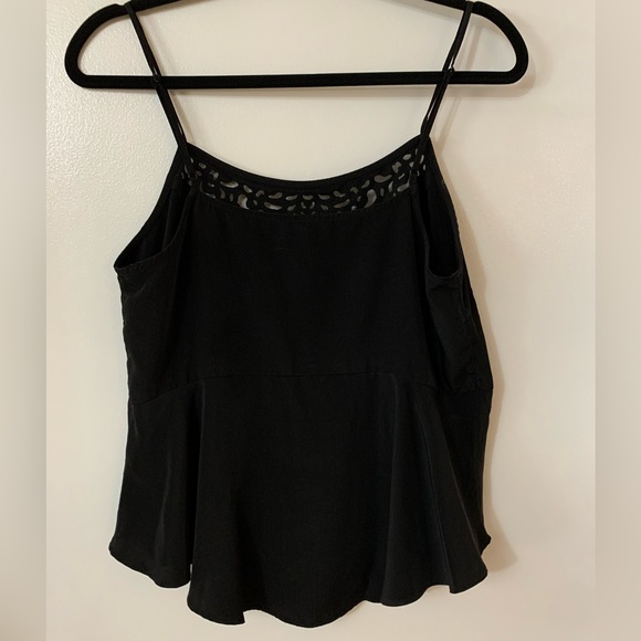 Adorable Guess camisole. - Picture 3 of 4